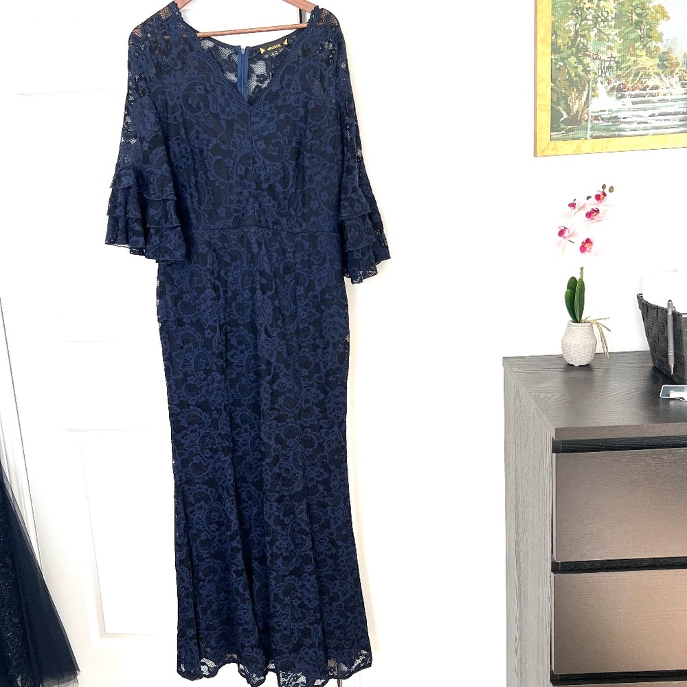 Flare sleeve lace dress